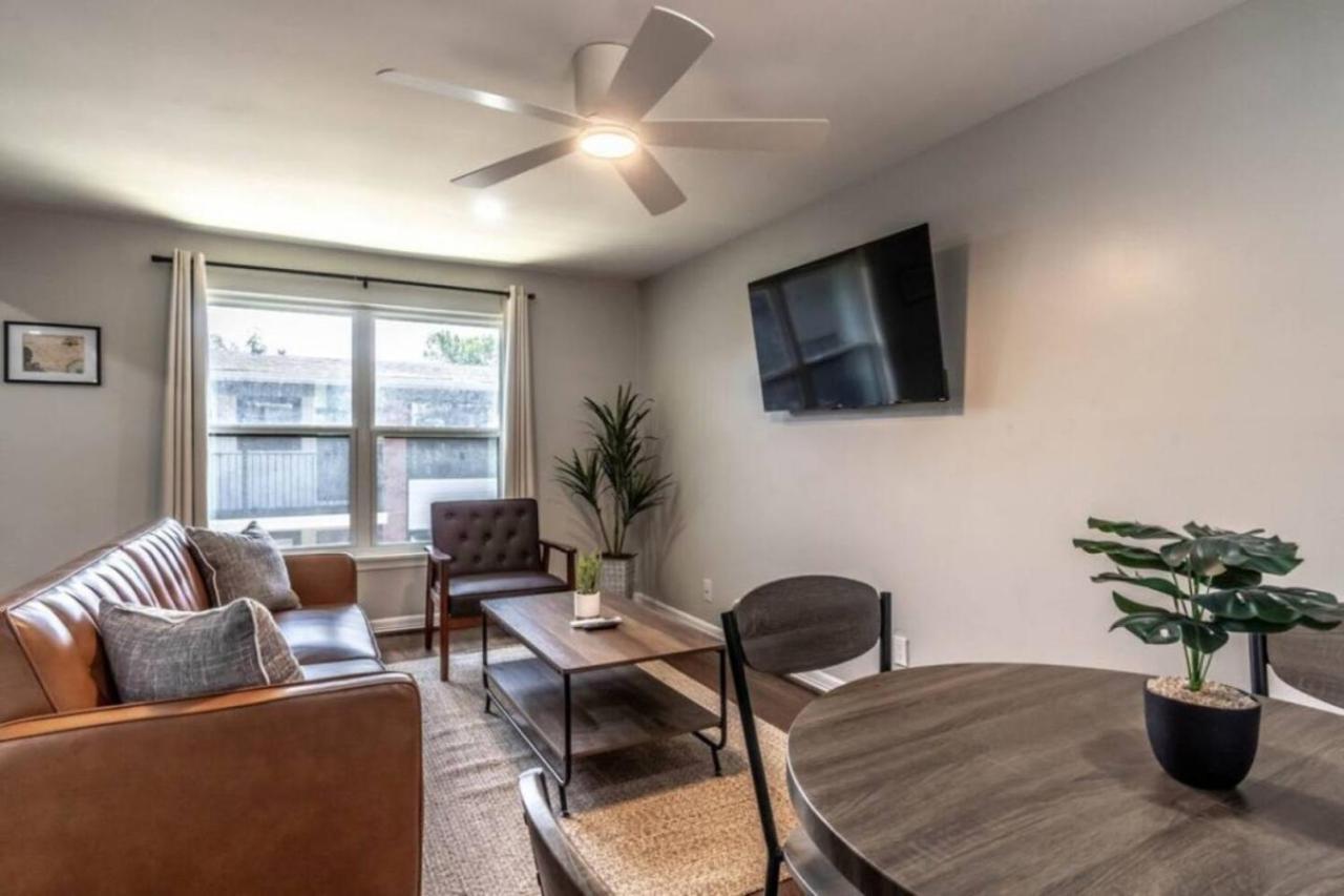 Roomy Urban Apartment Montrose! Free Parking #3 ヒューストン エクステリア 写真