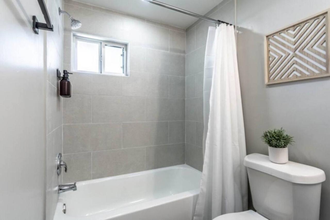 Roomy Urban Apartment Montrose! Free Parking #3 ヒューストン エクステリア 写真